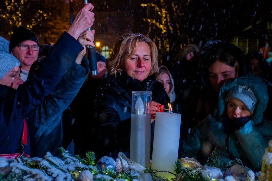 Advent – fellobbant a negyedik láng Kecskemét Főterén
