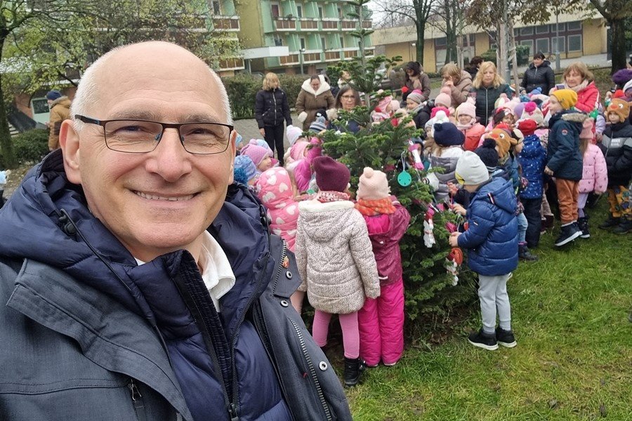 Fenyőfadíszítés a Mikulással, Széchenyiváros - Szarvas tér