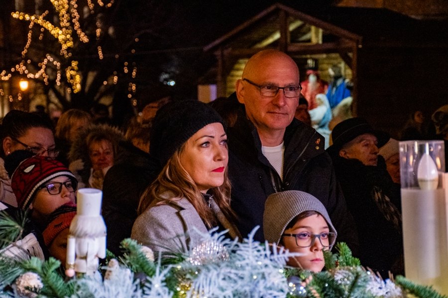 Advent – fellobbant a harmadik láng Kecskemét Főterén